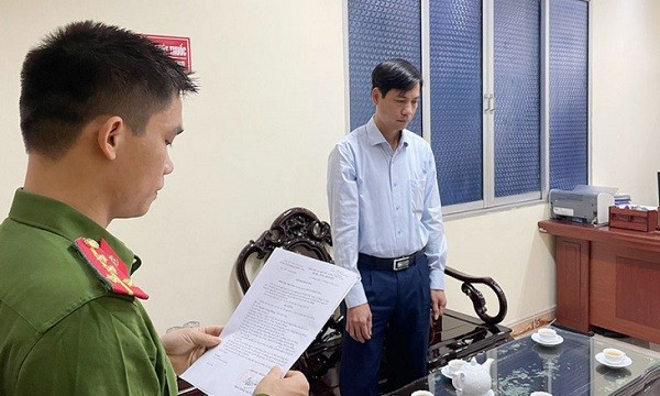 Lực lượng chức năng đọc lệnh bắt tạm giam ông Nguyễn Trọng Phùng (Ảnh: Công an cung cấp)