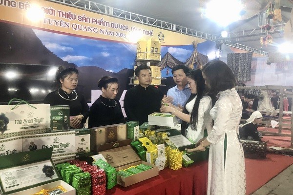 Du khách tham gia mua hàng chè Shan Tuyết tại gian hàng huyện Na Hang (Ảnh: Lê Hanh)