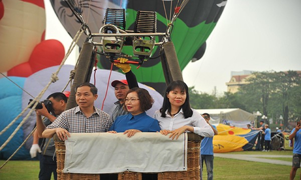 Từ sáng sớm hàng trăm người dân TP Tuyên Quang và du khách đã đến để chiêm ngưỡng, tham gia các hoạt động tại lễ hội (Ảnh: Lê Hanh)