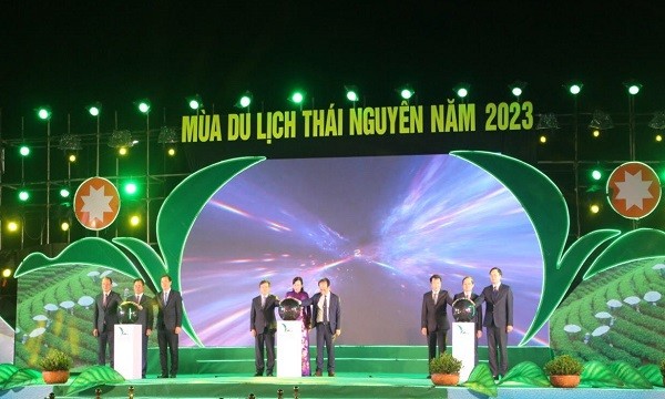 Các lãnh đạo tỉnh Thái Nguyên, lãnh đạo Bộ Văn hóa, thể thao và Du lịch đã bấm nút khai mạc Mùa du lịch Thái Nguyên năm 2023 (Ảnh: Minh Ngọc)