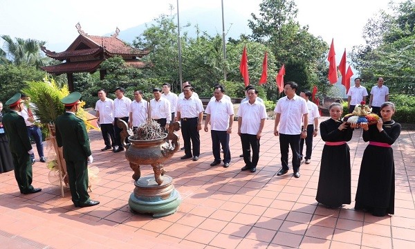 Đoàn dâng hương tưởng niệm Chủ tịch Hồ Chí Minh tại Khu di tích lịch sử Quốc gia đặc biệt ATK Định Hóa (Ảnh: Minh Ngọc)