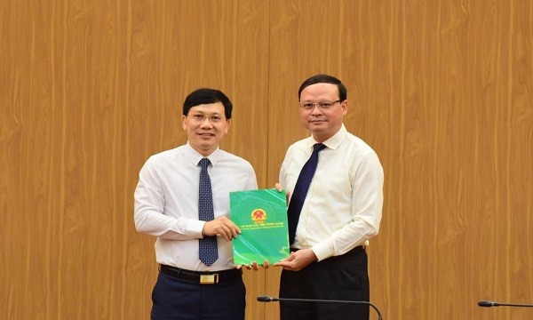 Phó Chủ tịch UBND tỉnh Tuyên Quang Nguyễn Mạnh Tuấn trao quyết định bổ nhiệm chức vụ Phó Chánh Văn phòng UBND tỉnh (Ảnh: Lê Hanh)