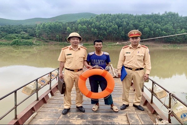 Cảnh sát Đường thủy tuyên truyền, hướng dẫn cho người dân phòng ngừa, cứu hộ, cứu nạn trên sông (Ảnh: Báo Bắc Giang)