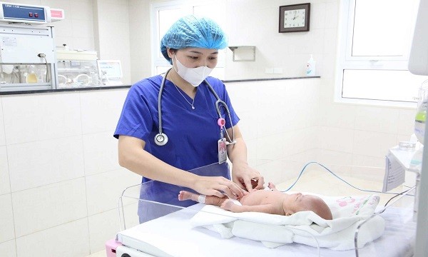 Bác sỹ chăm sóc em bé sinh non tận tình chu đáo