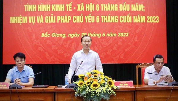Ông Mai Sơn, Phó Chủ tịch Thường trực UBND tỉnh phát biểu tại hội nghị