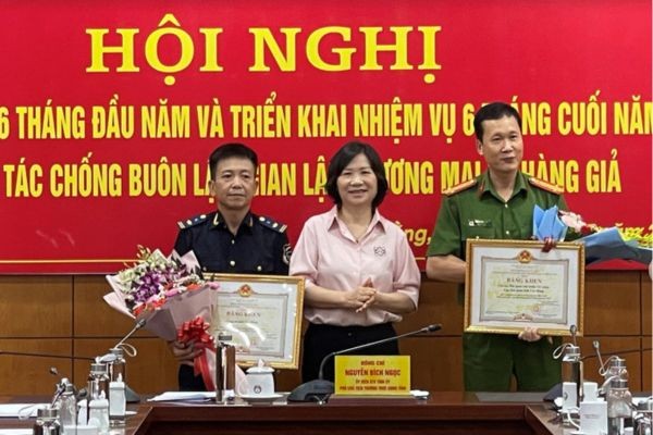 Phó Chủ tịch UBND tỉnh Nguyễn Bích Ngọc trao Bằng khen cho 2 tập thể có thành tích xuất sắc trong công tác đấu tranh chống buôn lậu, gian lận thương mại và hàng giả năm 2022 (Ảnh: Thanh Tùng)