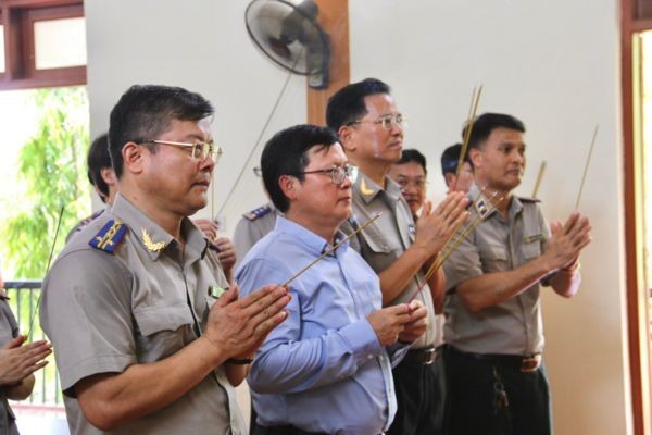 Thứ trưởng Mai Lương Khôi cùng Đoàn công tác dâng hương tại Khu di tích lịch sử Bộ Tư pháp (Ảnh: Ngọc Tuyết)