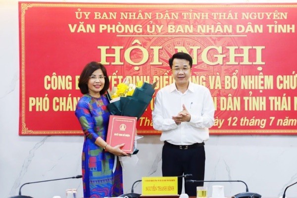 Ông Nguyễn Thanh Bình, Phó Chủ tịch UBND tỉnh Thái Nguyên trao Quyết định và tặng hoa chúc mừng bà Lê Thị Thu Hà (Ảnh: Lê Hanh )