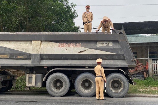 Lực lượng tuần tra, kiểm soát của Phòng CSGT kiểm tra phương tiện có biểu hiện “cơi nới” thùng xe (Ảnh: Lê Hanh)