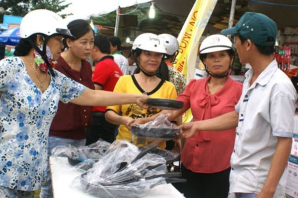 Hội chợ hàng Việt về huyện miền núi Lập Thạch. (Ảnh: Báo Vĩnh Phúc)