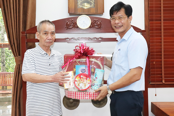Phó Bí thư Thường trực Thành ủy tặng quà thương binh Lê Huy Yêm (Ảnh: Lê Trang)