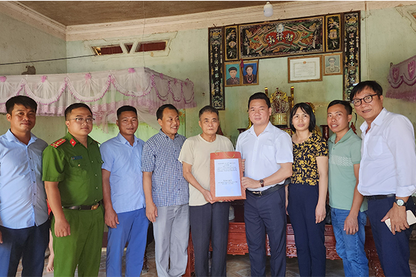 Nhà báo Vũ Đình Tiến đến thăm gia đình liệt sĩ tại Phú Thọ (Ảnh: Ngọc Phúc)