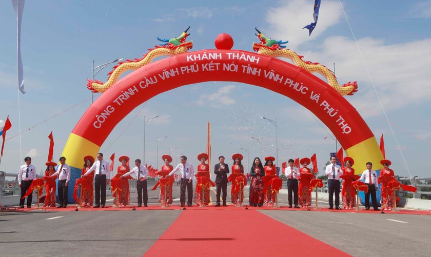 Các đại biểu thực hiện nghi lễ khánh thành công trình cầu Vĩnh Phú (Ảnh: Lê Trang)