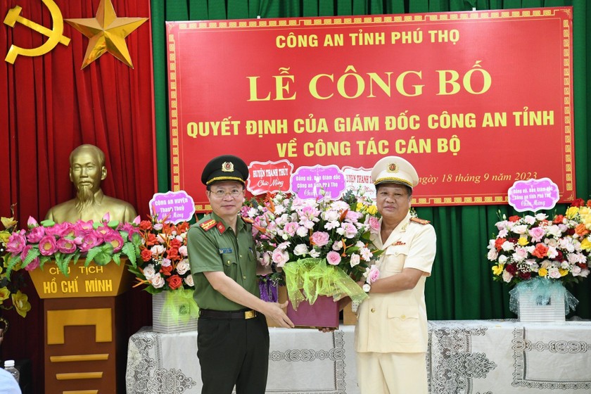 Giám đốc Công an tỉnh Phú Thọ trao quyết định và tặng hoa chúc mừng các cán bộ được điều động trong đợt này.