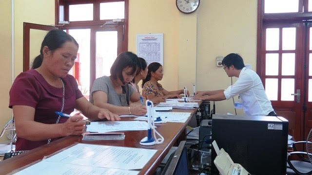 Người dân đến giải quyết thủ tục hành chính tại Sở Tư pháp tỉnh Tuyên Quang. Ảnh: Lê Hanh