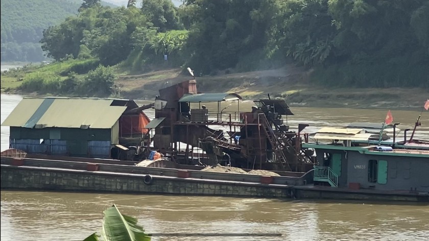 Tàu khai thác khoáng sản trên sông Lô tại khu vực TP Tuyên Quang (Ảnh: Lê Hanh)