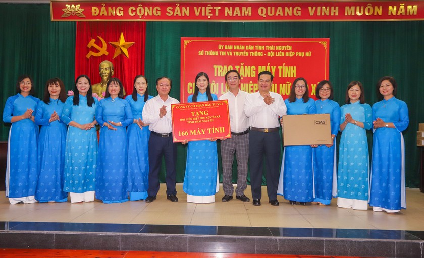 Các đại biểu lên trao máy tính cho đại diện 9 lãnh đạo Hội LHPN các huyện, thành phố trên địa bàn tỉnh Thái Nguyên.