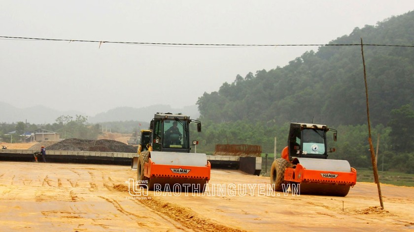Nhà thầu Dự án tuyến đường liên kết, kết nối các tỉnh Thái Nguyên - Bắc Giang - Vĩnh Phúc đang tích cực triển khai thi công, bảo đảm tiến độ.