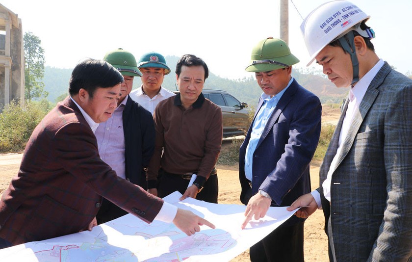 Lãnh đạo tỉnh Thái Nguyên và lãnh đạo Ban Quản lý Dự án đầu tư xây dựng các công trình giao thông tỉnh kiểm tra tiến độ tại dự án liên kết vùng trên khu vực TP. Phổ Yên. (Ảnh Lê Hanh)