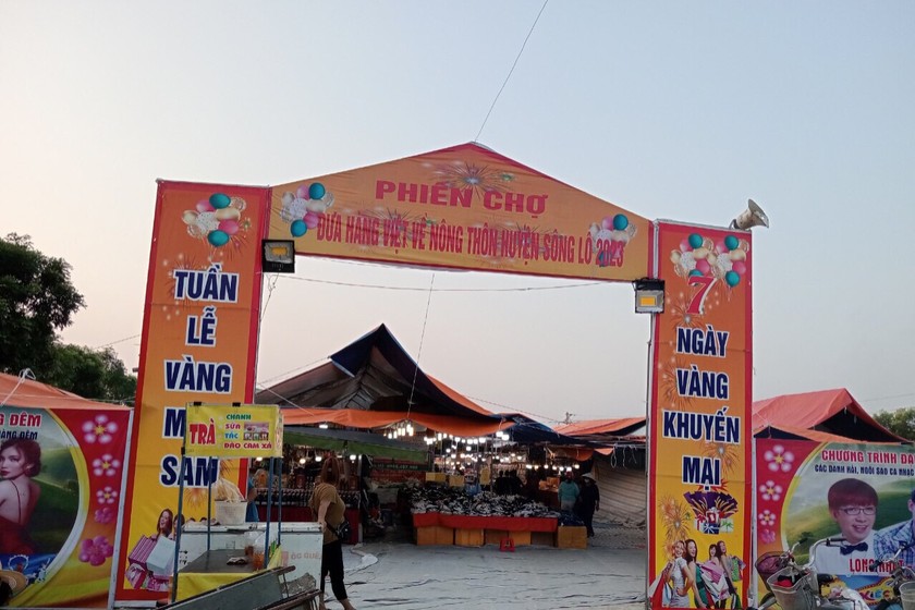 Phiên chợ đưa hàng Việt về nông thôn tại Vĩnh Phúc.