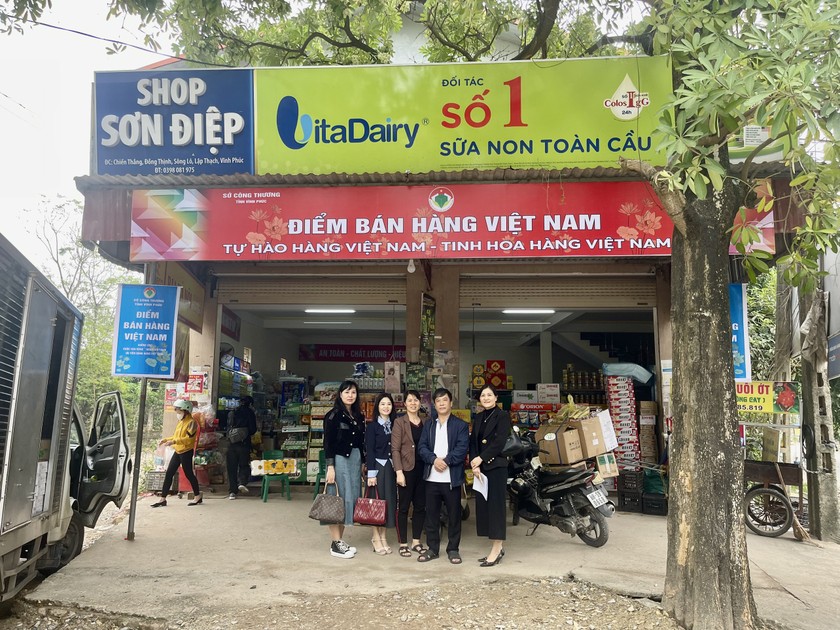 Điểm bán hàng Việt cố định “Tự hào hàng Việt” tại huyện Sông Lô.