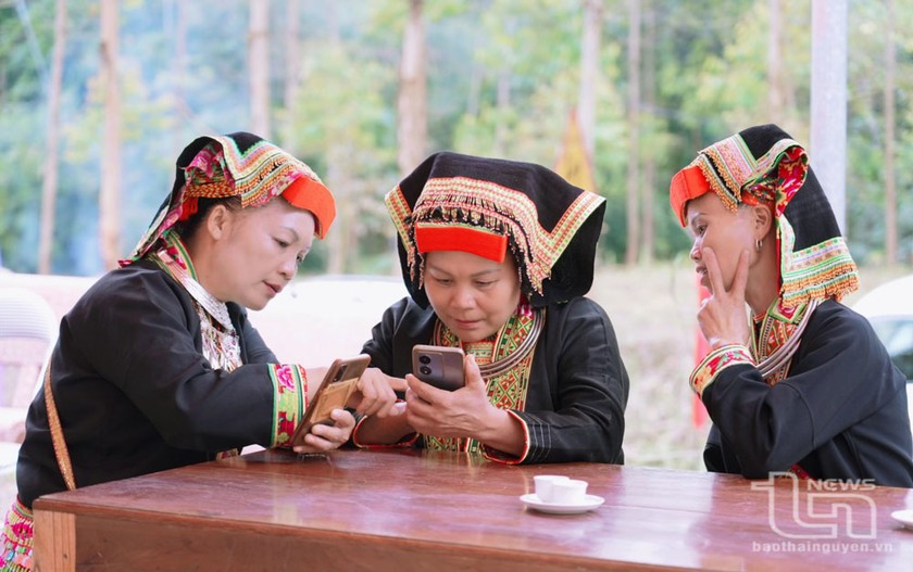 Người dân xóm Na Bả, xã Phương Giao (Võ Nhai), sử dụng điện thoại thông minh để cập nhật tin tức.