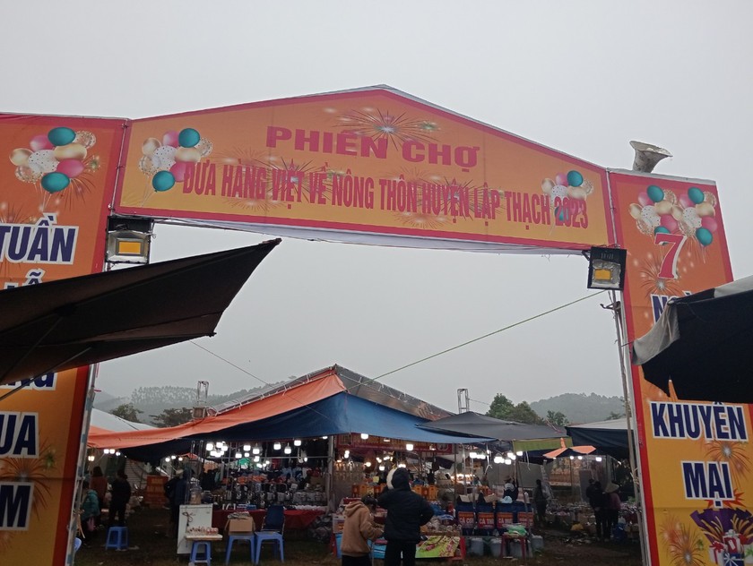 Phiên chợ đưa hàng Việt về nông thôn huyện Lập Thạch.