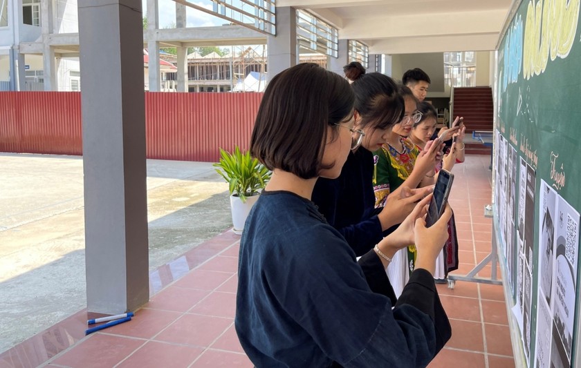 Học sinh Trường Phổ thông Dân tộc nội trú tỉnh sử dụng điện thoại thông minh quét mã QR ứng dụng trong học tập.
