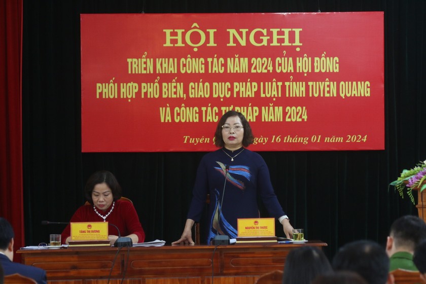Bà Nguyễn Thị Thược, Giám đốc Sở Tư Pháp tỉnh Tuyên Quang, Phó Chủ tịch Hội đồng phối hợp PBGDPL phát biểu tại hội nghị (Ảnh: Hoàng Tùng)
