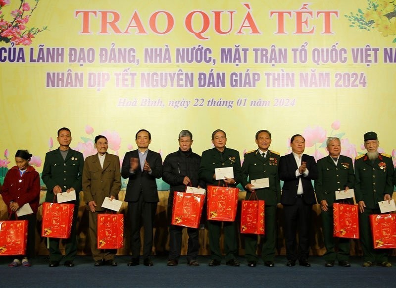 Phó Thủ tướng Chính phủ Trần Lưu Quang và Bí thư Tỉnh ủy Hòa Bình Nguyễn Phi Long tặng quà tết cho người dân tỉnh Hòa Bình