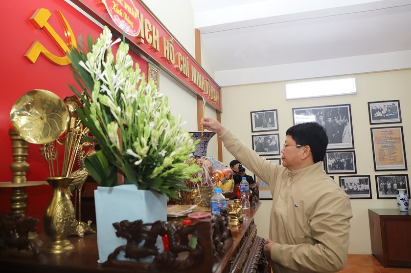 Thứ trưởng Nguyễn Thanh Tịnh dâng hương ở Nhà lưu niệm Hồ Chủ tịch (Ảnh: Hoàng Tùng)