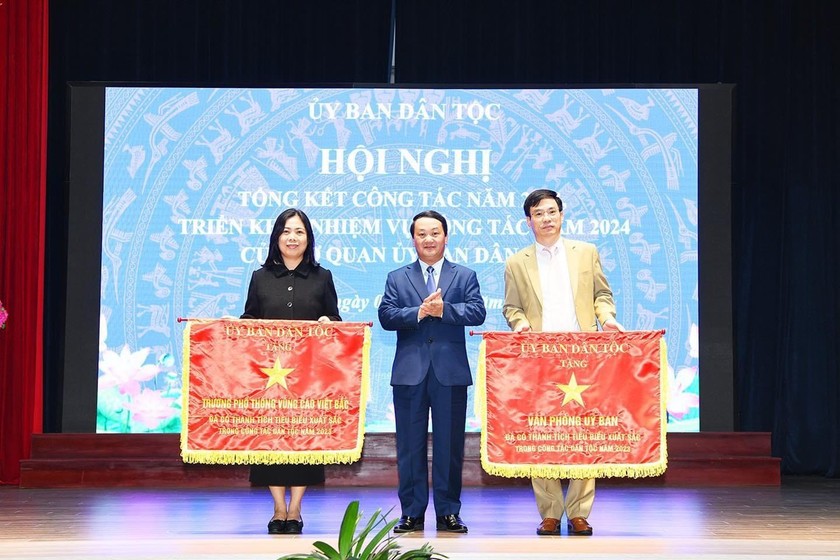 Lãnh đạo nhà trường vinh dự nhận cờ thi đua của Uỷ ban dân tộc vì đã có thành tích tiêu biểu xuất sắc trong công tác dân tộc năm 2023