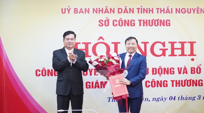 Ông Lê Quang Tiến, Phó Chủ tịch UBND tỉnh trao quyết định bổ nhiệm cho Ông Đồng Văn Tân 