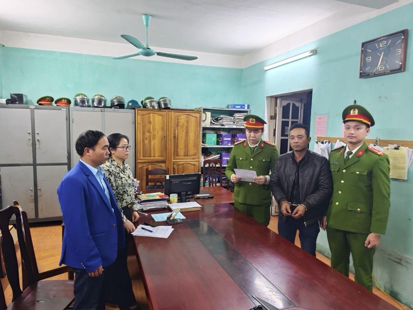 Cơ quan chức năng tỉnh Tuyên Quang đọc lệnh bắt lái xe Lê Văn Tân (Ảnh: Lê Hanh)