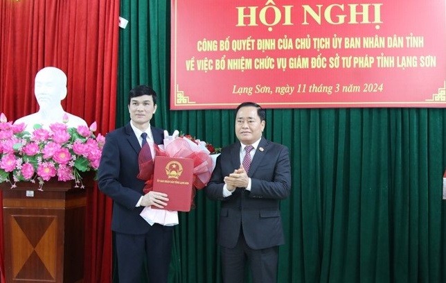 Ông Hồ Tiến Thiệu, Chủ tịch UBND tỉnh trao Quyết định bổ nhiệm cho ông Sái Văn Đông, tân Giám đốc Sở Tư pháp (Ảnh: Vũ Tiến) 