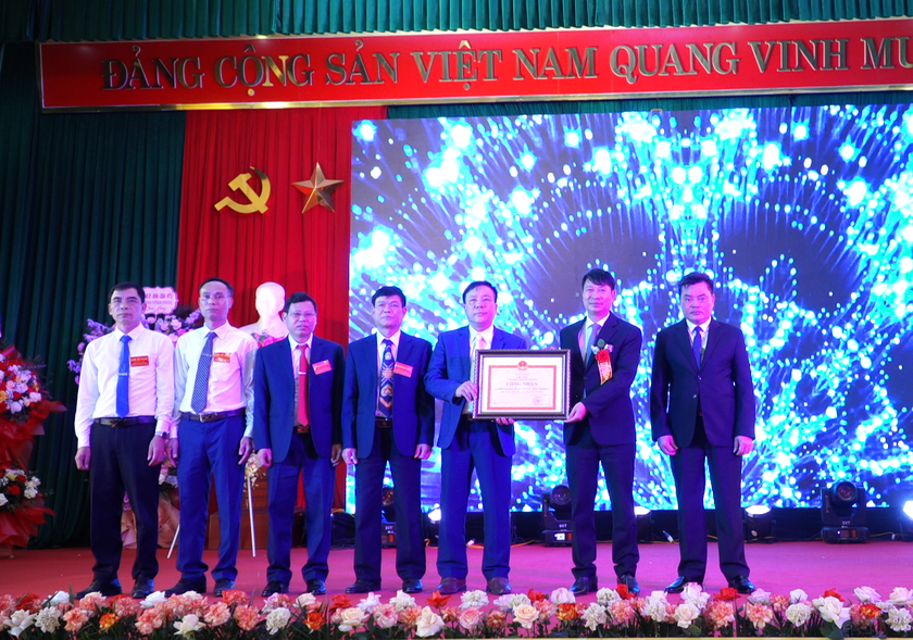 Lãnh đạo huyện Yên Lạc trao Quyết định công nhận xã đạt chuẩn NTM nâng cao của UBND tỉnh cho Đảng bộ, Chính quyền và Nhân dân xã Hồng Phương.
