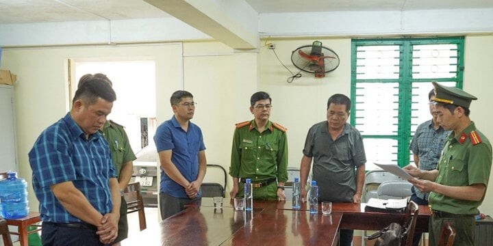 Công an tỉnh Bắc Kạn thi hành lệnh bắt bị can để tạm giam đối với Hoàng Thanh Bình (Áo kẻ xanh bên trái)