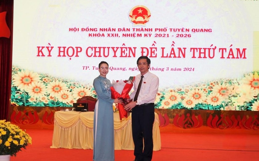 Lãnh đạo Thành ủy Tuyên Quang tặng hoa chúc mừng bà Vũ Quỳnh Loan (Ảnh: Lê Hanh)