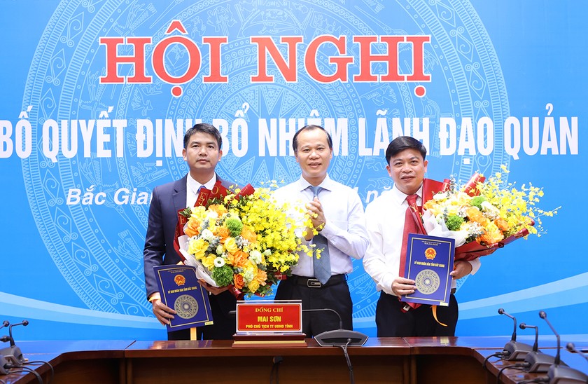 Phó Chủ tịch Thường trực UBND tỉnh Mai Sơn trao Quyết định và tặng hoa chúc mừng hai đồng chí được bổ nhiệm (Ảnh: Vũ Tiến)
