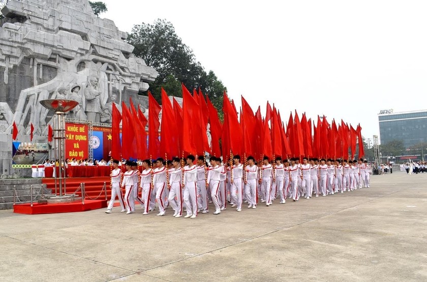 Diễn diễu khối hồng kỳ tại Lễ khai mạc Hội khỏe Phù Đổng (Ảnh: Lê Hanh)