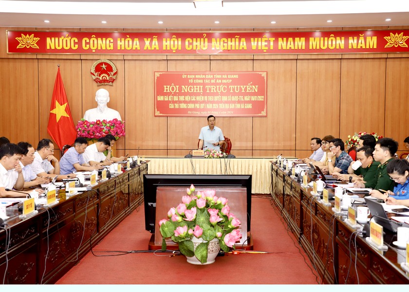 Ông Nguyễn Văn Sơn, Phó Bí thư Tỉnh ủy, Chủ tịch UBND tỉnh Hà Giang chủ trì hội nghị. (Ảnh: Vũ Tiến)
