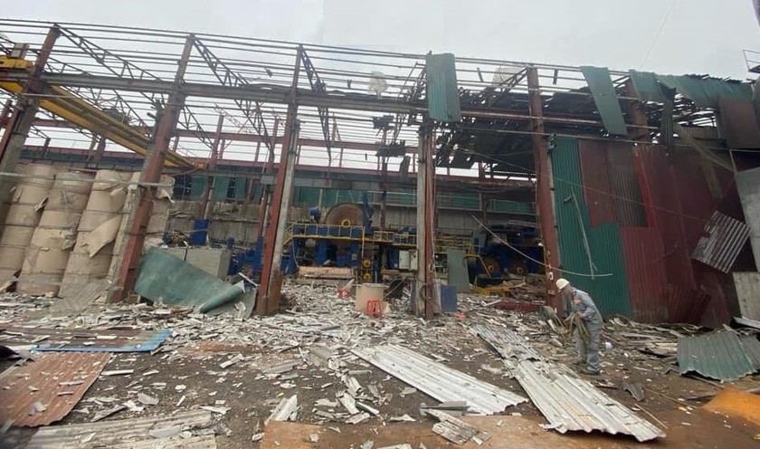 Hiện trường tan hoang của nhà xưởng giấy sau vụ nổ (Ảnh: Hoàng Tùng)