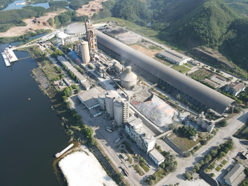 Công ty Cổ phần xi măng Yên Bình luôn quan tâm triển khai đầy đủ công tác bảo vệ môi trường, đặc biệt là việc xử lý nước thải và khí thải. (Ảnh: Lê Hanh)