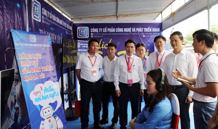 Phó Chủ tịch Thường trực UBND tỉnh Bắc Ninh Vương Quốc Tuấn (thứ 2 từ phải qua) tham quan gian hàng công nghệ tại Ngày Sách (Ảnh: Hoàng Thu)