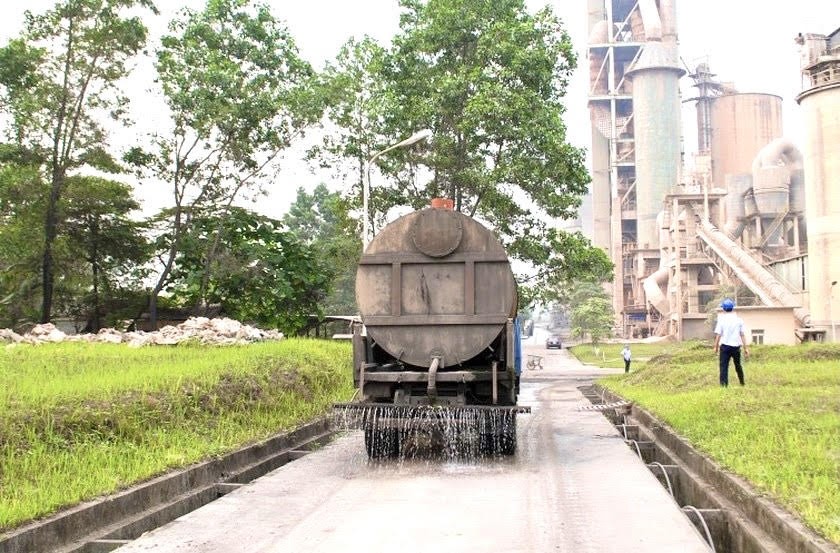 Xe chuyên dụng thường xuyên tưới nước rửa đường, giảm bụi trong khuôn viên Công ty. (Ảnh: Lê Hanh)