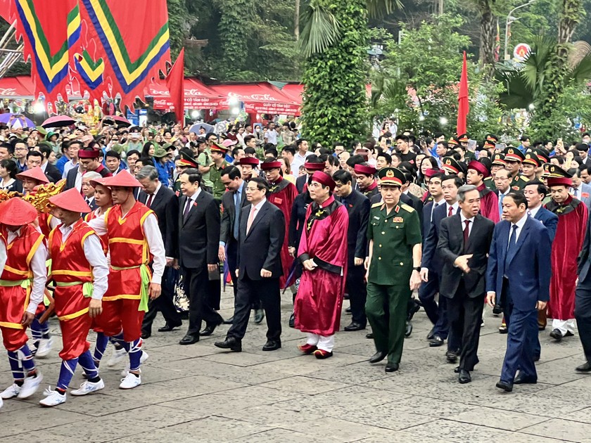 Thủ tướng Phạm Minh Chính cùng các đại biểu tham dự dâng hương tại Đền Hùng