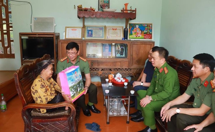 Giám đốc Công an tỉnh Tuyên Quang đã ân cần thăm hỏi tình hình sức khỏe, đời sống sinh hoạt và tặng quà cho các chiến sĩ Điện Biên (Ảnh: Lê Hanh)