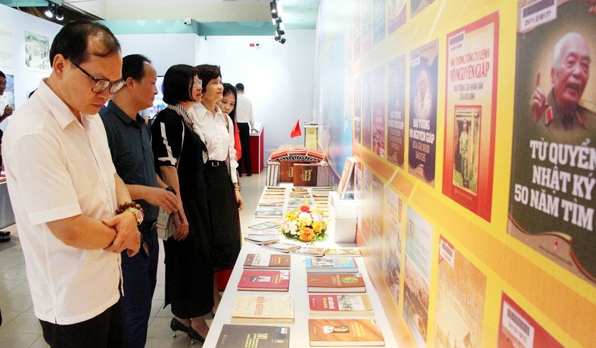 Khu vực trưng bày sách báo, tư liệu về Chiến thắng Điện Biên Phủ (Ảnh: Trần Giang)