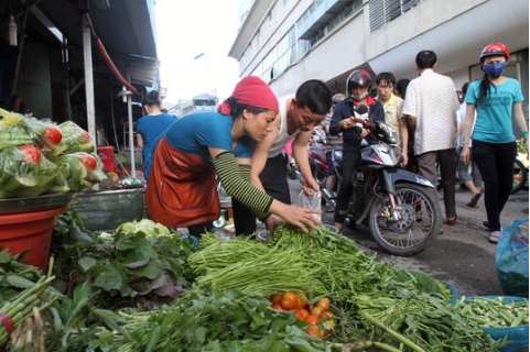 Sáng 12/10, nhiều loại rau xanh tại các chợ truyền thống trên địa bàn Hà Nội vẫn tiếp tục tăng giá