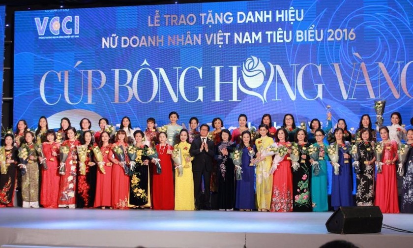 Phó Chủ tịch nước Đặng Thị Ngọc Thịnh và ông Vũ Tiến Lộc, Chủ tịch VCCI tặng cúp Hoa hồng vàng cho các doanh nhân nữ tiêu biểu
